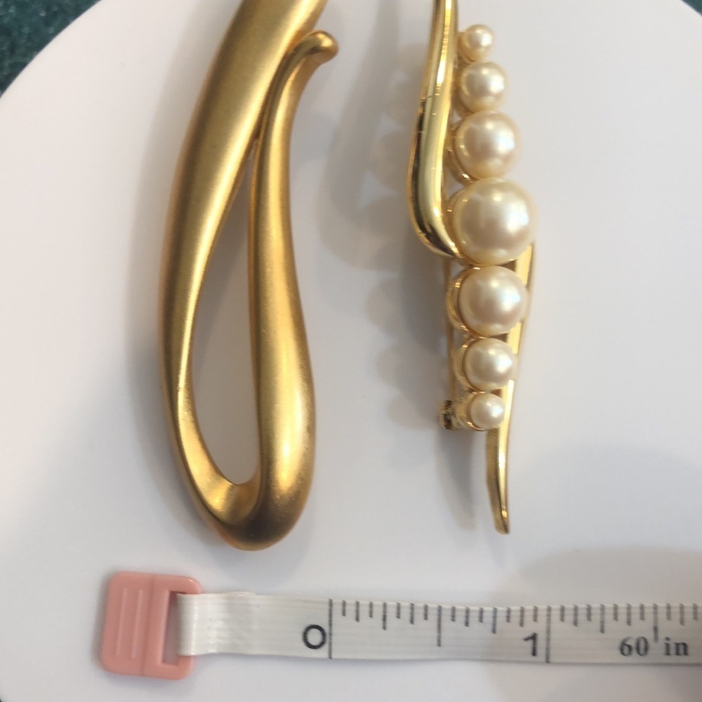 2 Monet Brooches Gold Tone and faux pearls signed - Picture 4 of 6